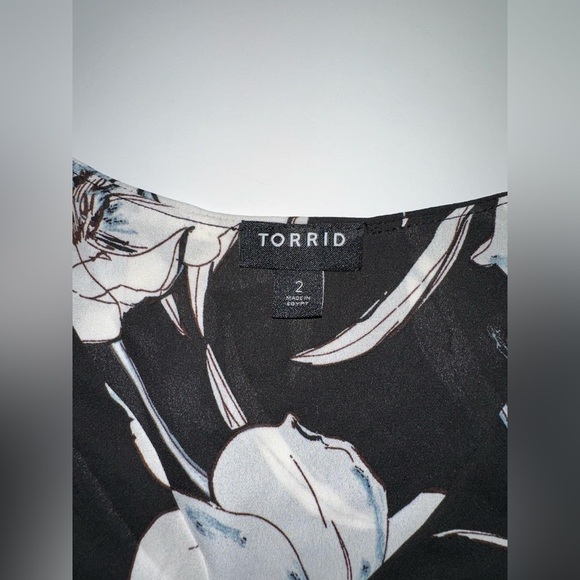 Torrid 2X Black White Floral Faux Wrap Blouse V-Neck Long Sleeve Button Front - Picture 4 of 8